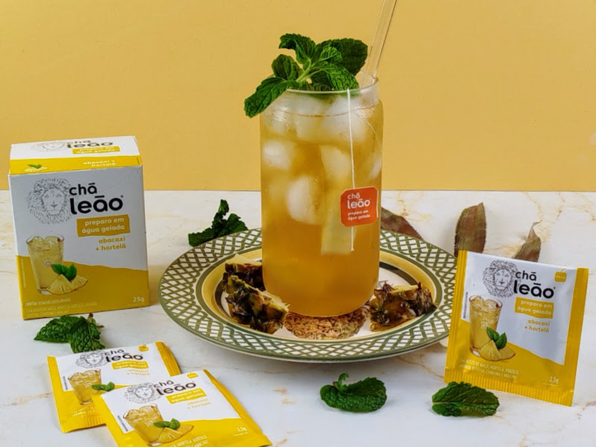 Matte tropical com abacaxi e hortelã
