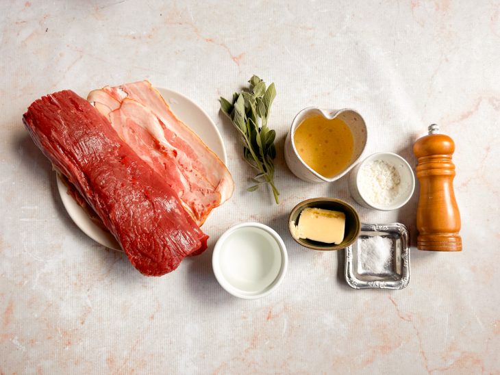 Ingredientes reunidos na bancada.