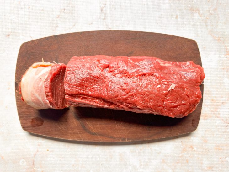 Peça de filé mignon com medalhão cortado.