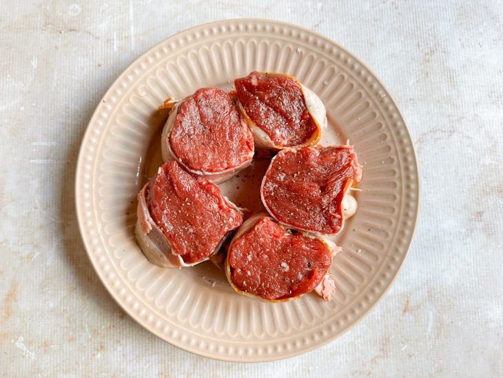 Medalhões temperados.