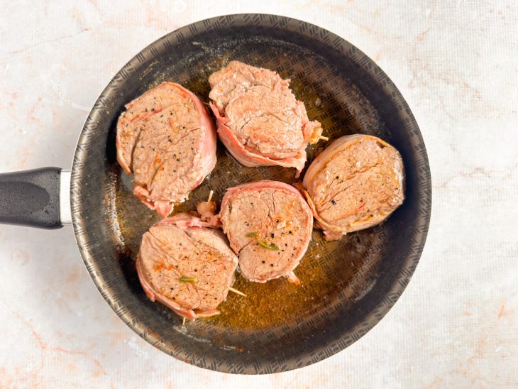 Medalhões selados na frigideira.