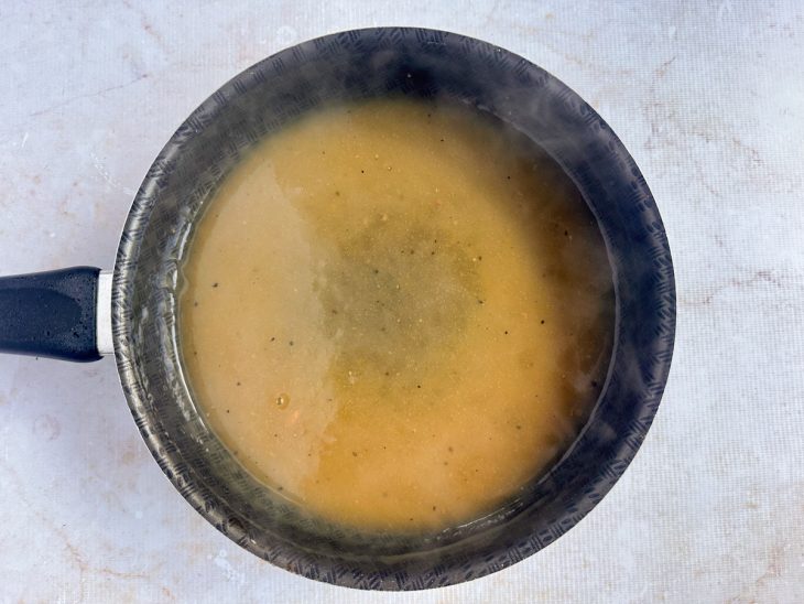 Vinho e mistura do amido na frigideira.