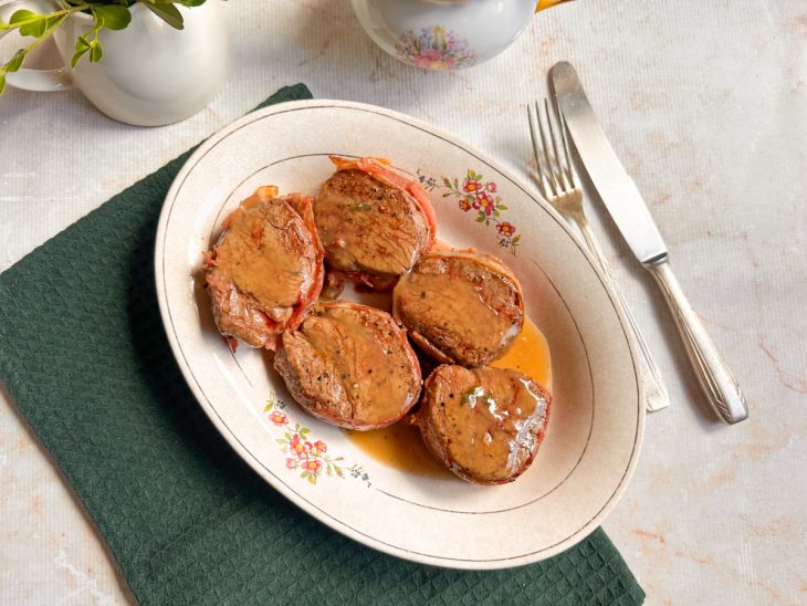 Medalhões regados no molho.