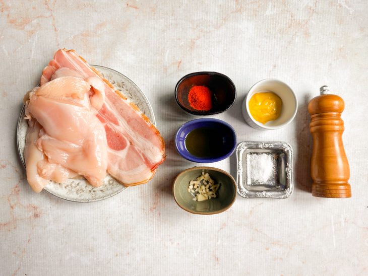 Ingredientes do medalhão de frango organizados sobre a bancada.