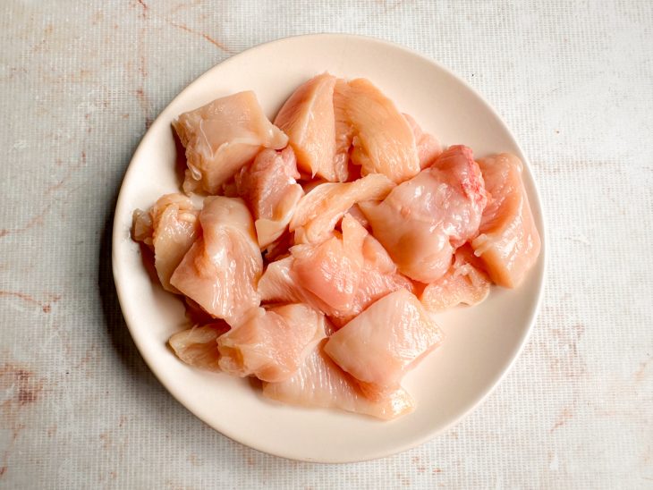 Filés de frango cortados em pedaços médios para montagem.