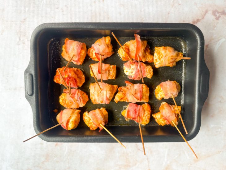 Medalhões dispostos na assadeira, dourados.