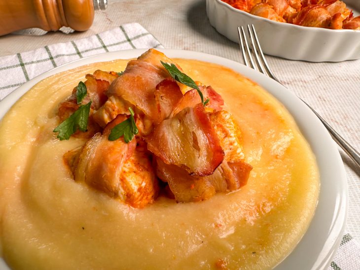 Medalhões de frango assados e dourados prontos para servir.