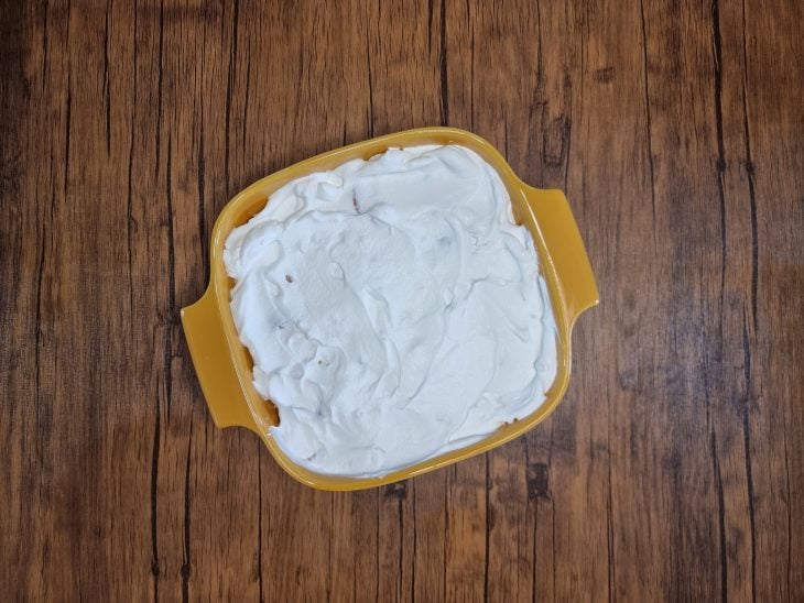 Merengue de morango finalizado com chantilly.