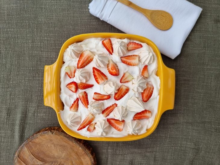 Refratário com merengue de morango.