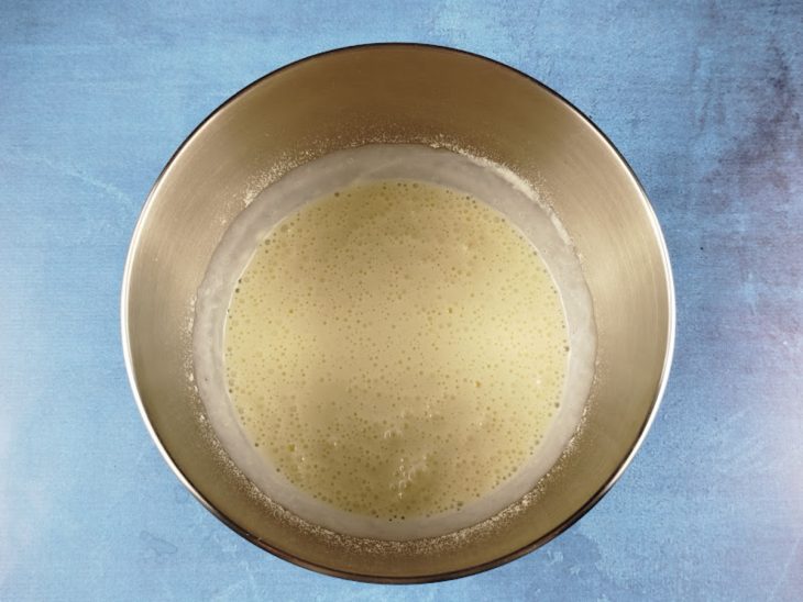 Na tigela da batedeira, o leite condensado, o creme de leite e o leite em pó batidos.