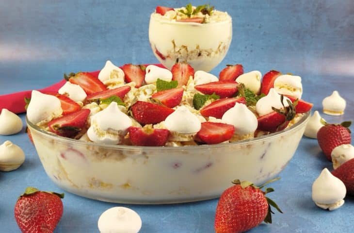 Merengue de morango com nata