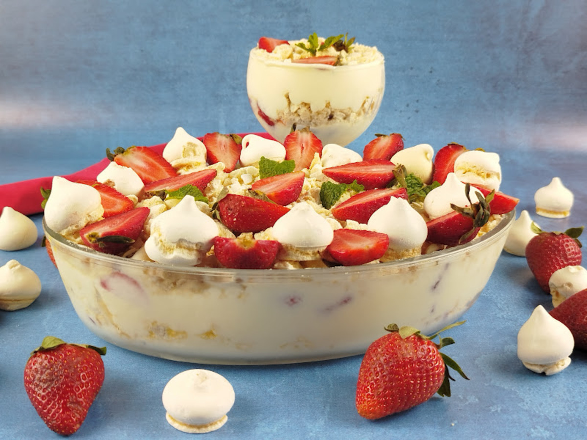 Merengue de morango com nata