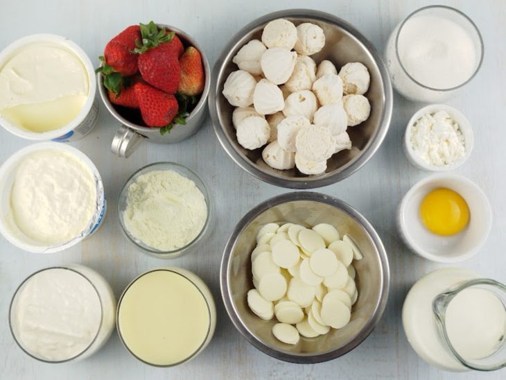 Ingredientes reunidos na bancada.