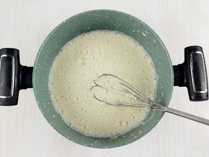 Na panela, o leite condensado, o leite e o amido de milho.