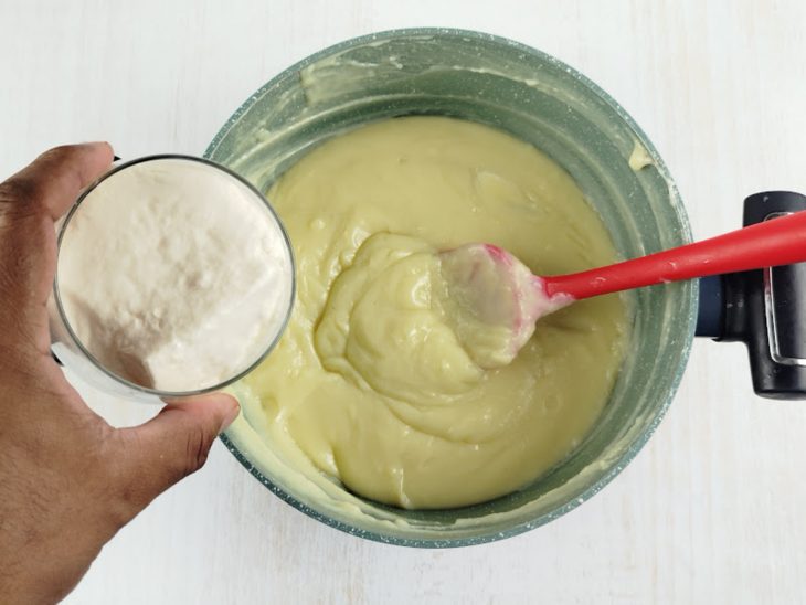 Creme de leite sendo adicionado na panela.