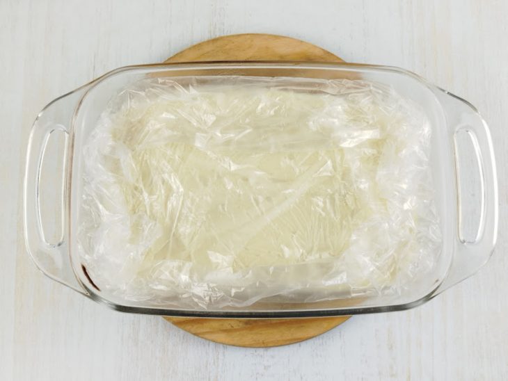 Numa travessa, o creme coberto.