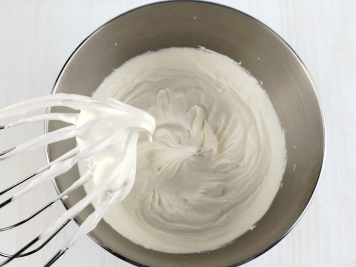 Nata batida em ponto firme.