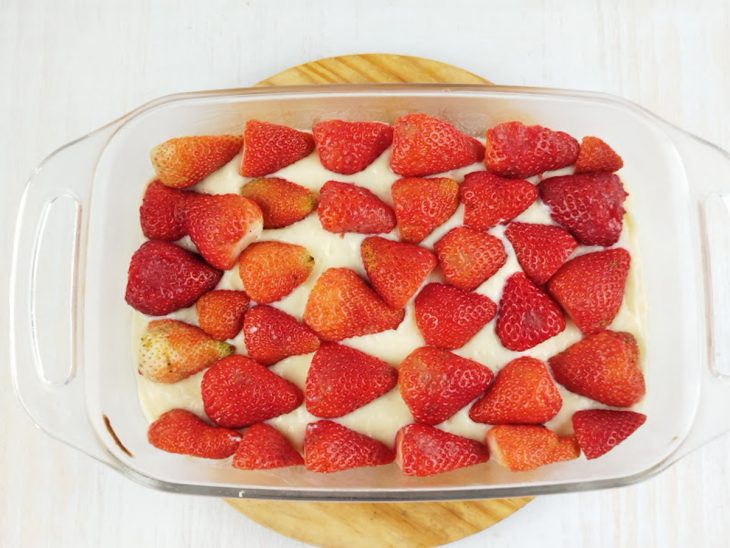 Creme na travessa decorado com morangos.