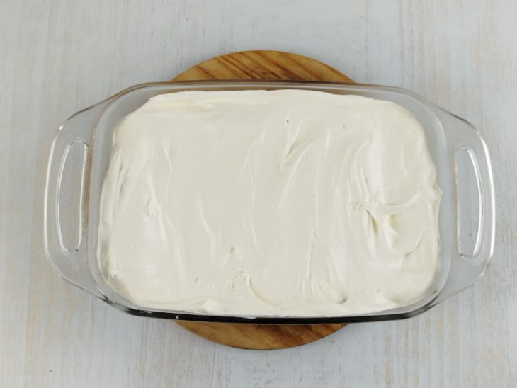 Nata cobrindo os morangos.