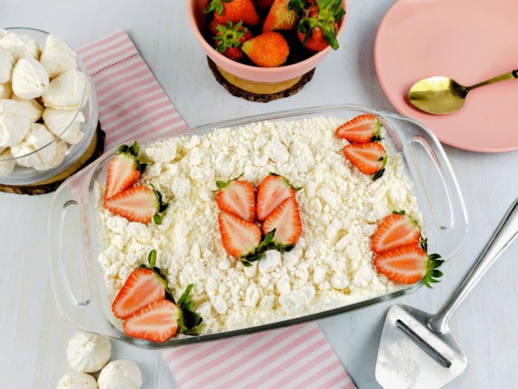 Suspiros e morangos enfeitando o merengue.