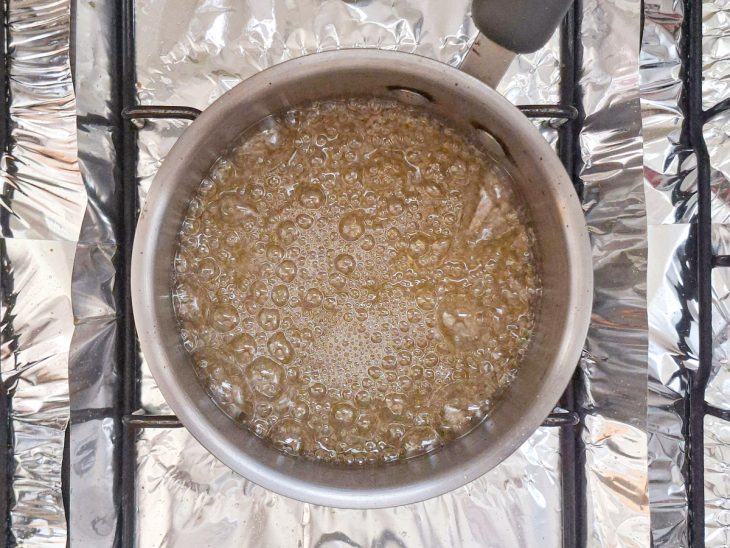 Água com açúcar no fogo.