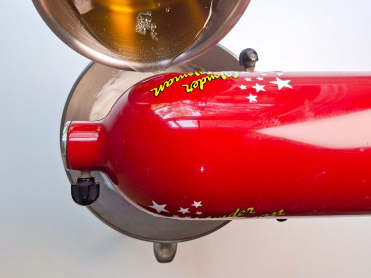 Calda sendo despejada na batedeira.