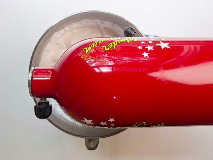 Merengue tomando forma na batedeira.