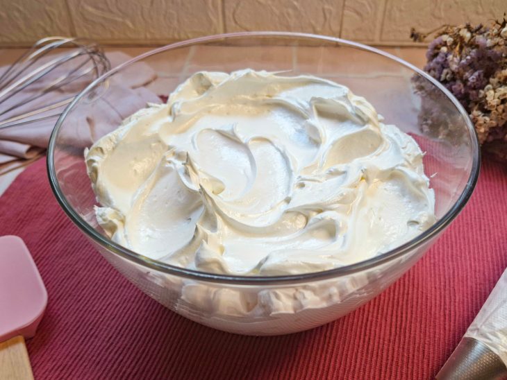 Merengue transferido para tigela.