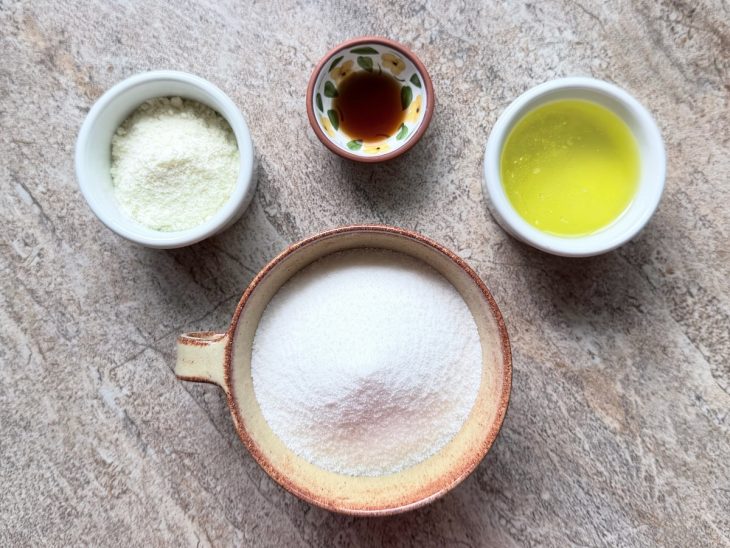 Ingredientes organizados sobre a bancada prontos para o preparo.