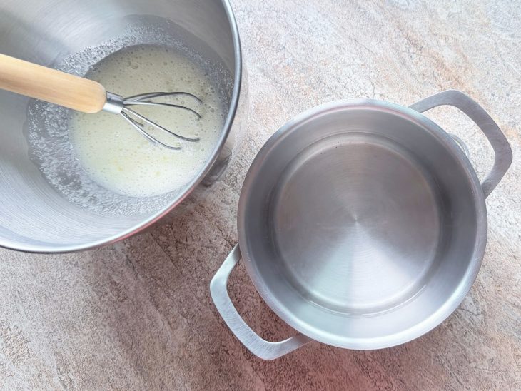 Tigela posicionada sobre panela com água quente em banho-maria.