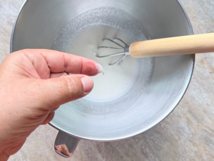 Mistura sendo mexida até o açúcar dissolver completamente.