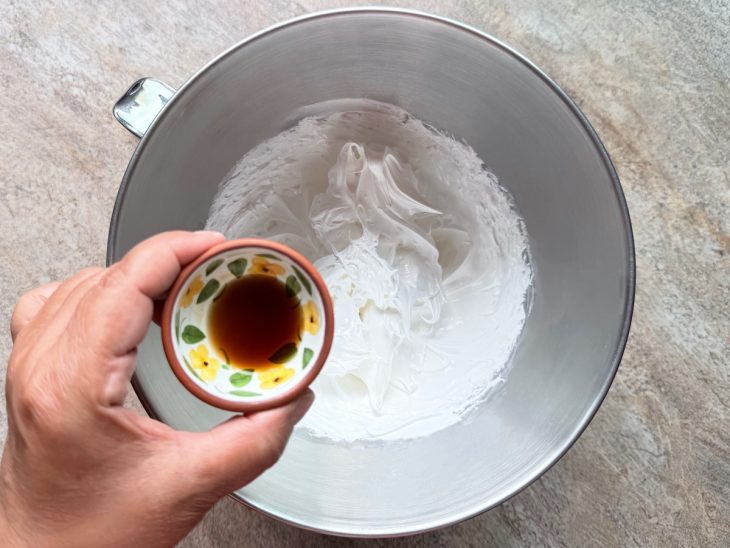 Essência de baunilha sendo incorporada com espátula.