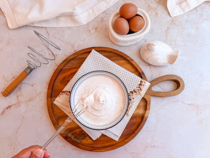 Merengue pronto, firme e brilhante, ideal para uso em bolos.