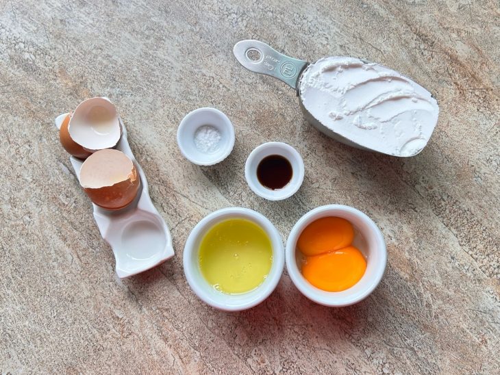 Ingredientes reunidos na bancada.