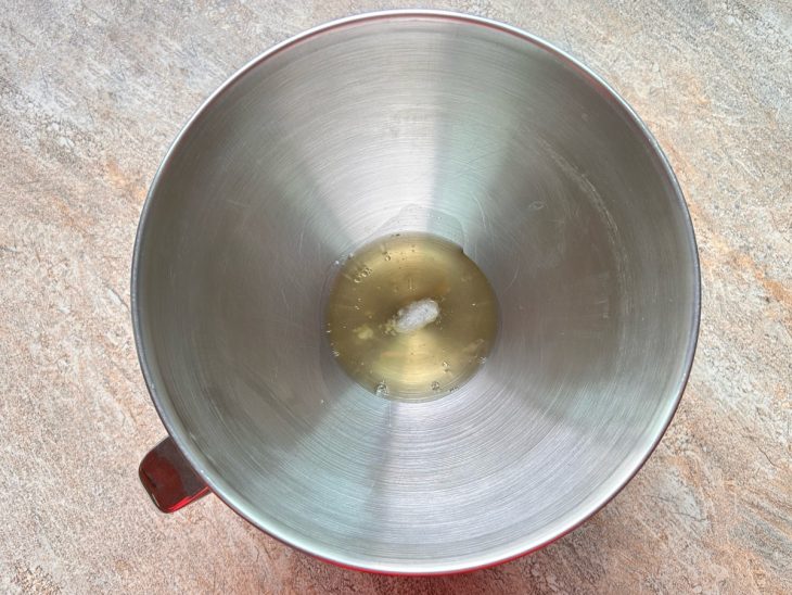 Numa tigela, as claras e o sal adicionados.