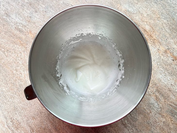 Na tigela, clara batida em ponto levemente firme.