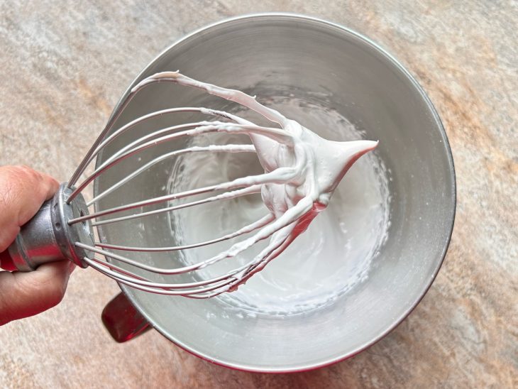 Batedor mostrando o ponto certo do merengue.