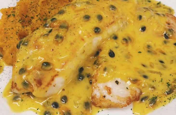 Merluza ao molho de maracujá