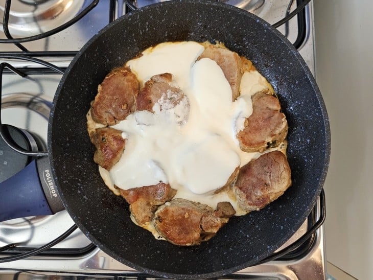 Creme branco adicionado à panela com o mignon suíno.