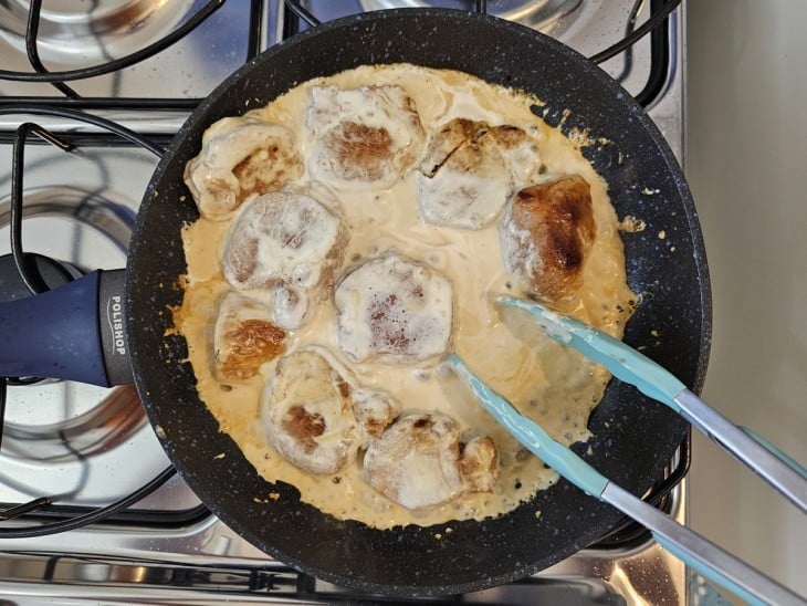 Creme branco incorporado nos pedaços de mignon suíno.