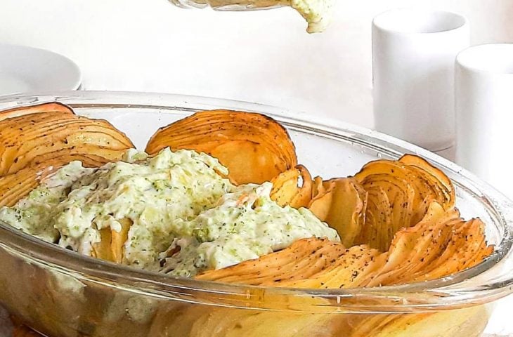 Mil-folhas de batata com molho de brócolis