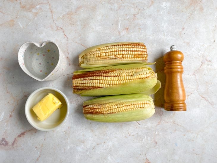 ingredientes para cozinhas milho na pressão com palha fresca.