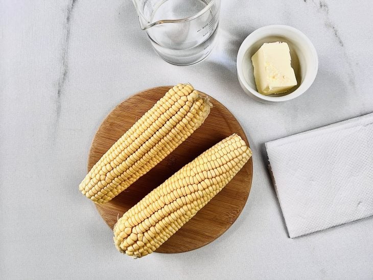 ingredientes para preparo de milho cozido fácil reunidos.