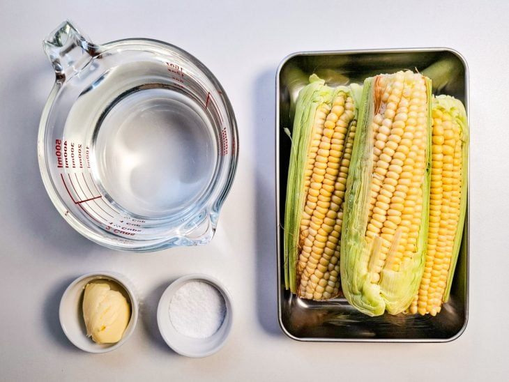 ingredientes para cozinhar milho na pressão.