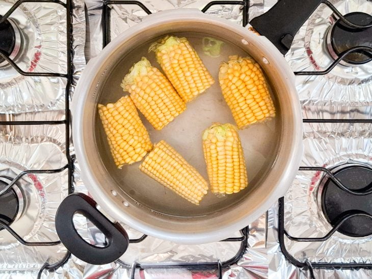 espigas de milho na pressão para cozinhar.