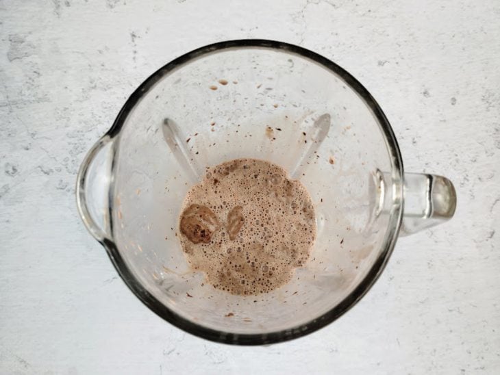 Um liquidificador com sorvete e leite batidos.