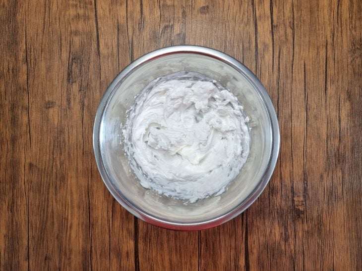 creme de leite e sucralose em pó batidos em chantilly