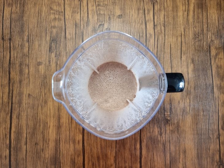 ingredientes misturados e batidos no liquidificador
