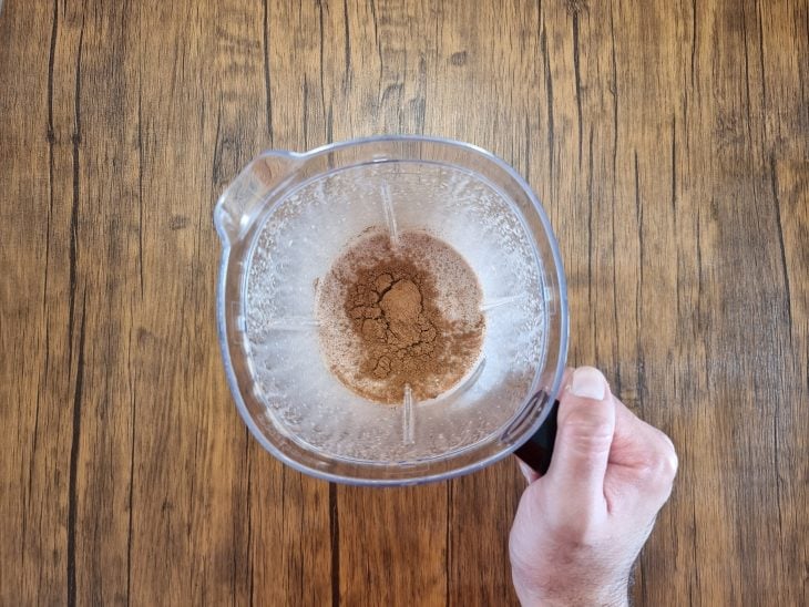 o whey é acrescentado aos ingredientes no liquidificador