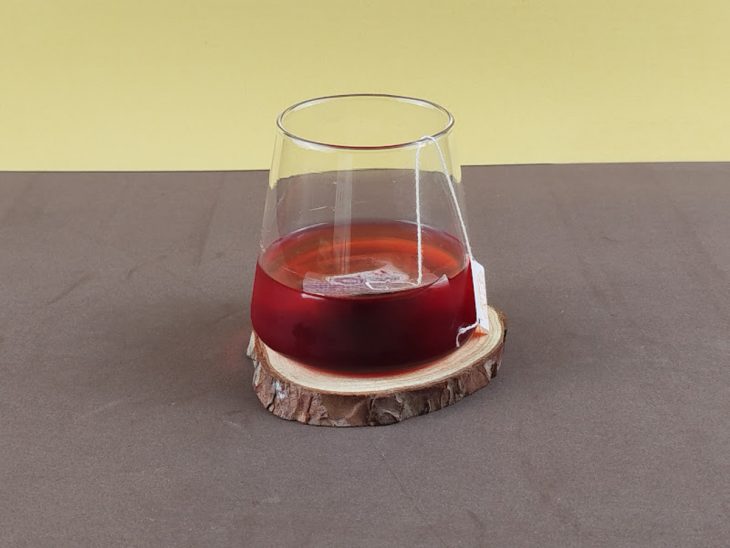 Chá em infusão gelada num copo.